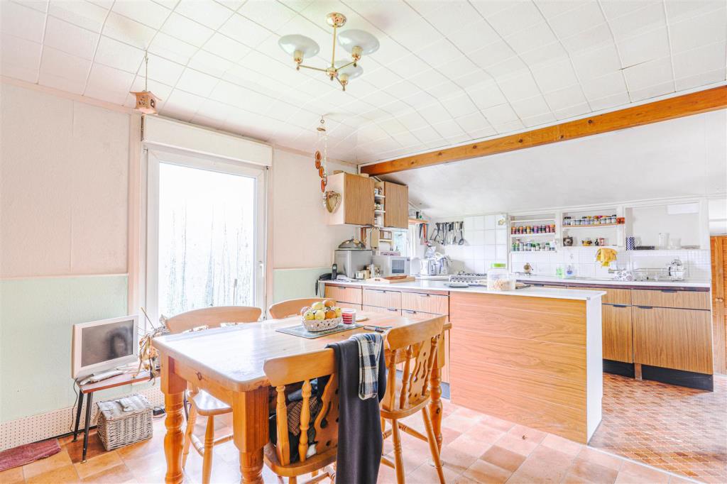 Lot: 122 - DETACHED COLT BUNGALOW WITH POTENTIAL - Kitchen area